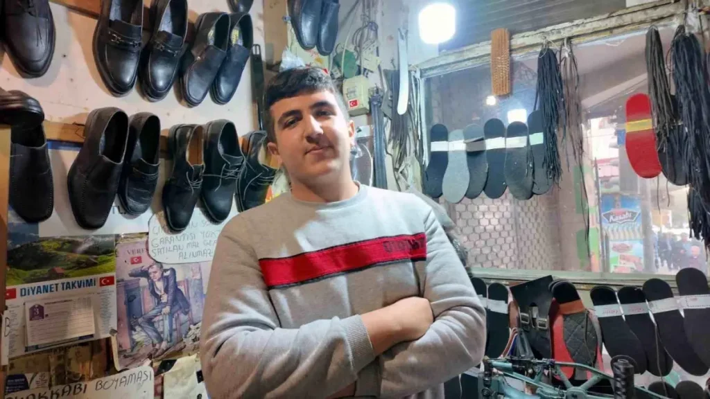 16 Yaşındaki Muhammed Nuri, Dedesiyle Ayakkabı Tamirciliğini Devraldı
