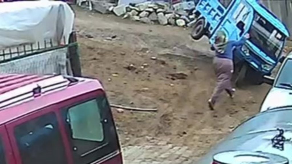 Amasya’da 3 Tekerlekli Motosikletin Devrildiği Korku Dolu Anlar Kamerada