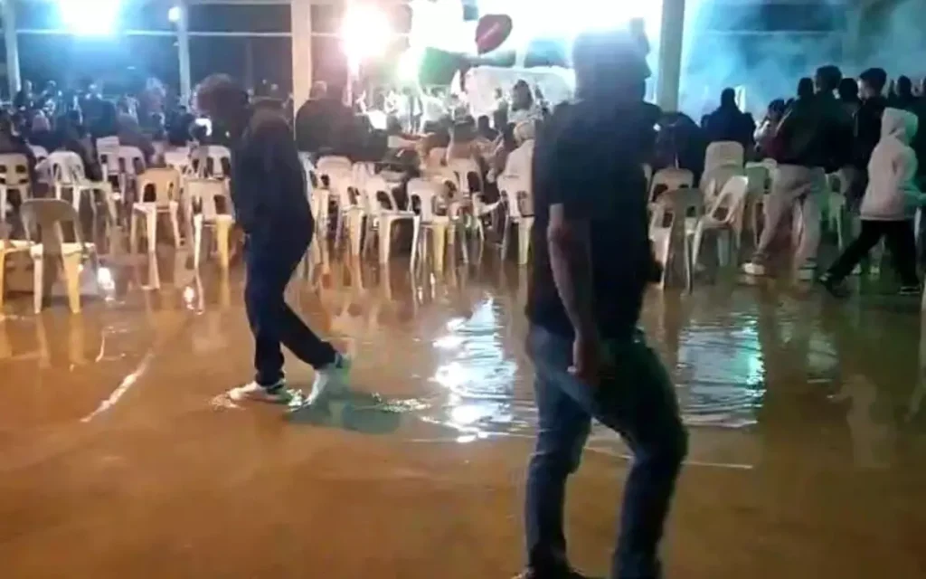 Antalya’da Düğün Cümbüşü Yağmura Karşın Devam Etti