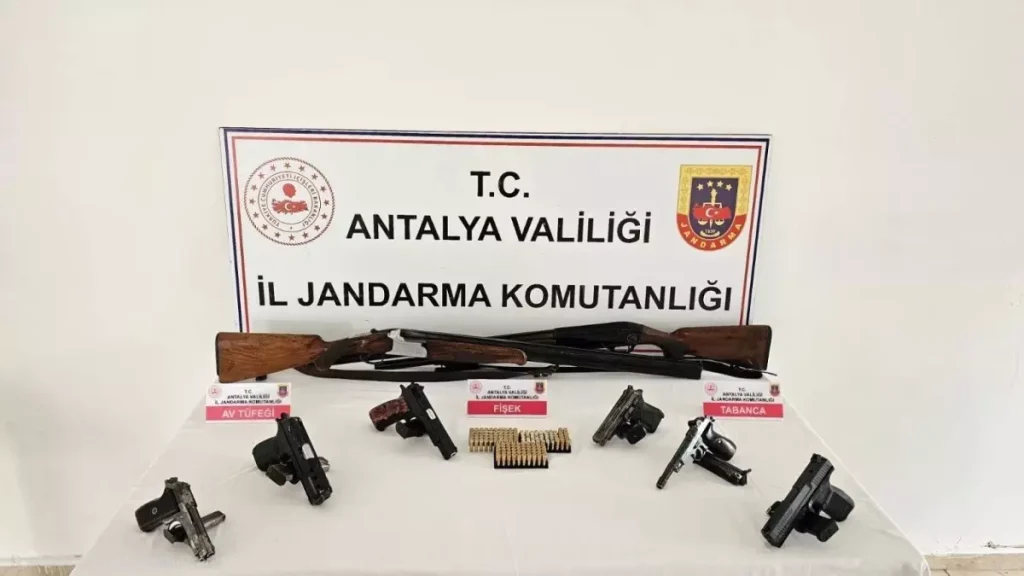 Antalya’da Silah Kaçakçılığı Operasyonu: 6 Tabanca ve Mermiler Ele Geçirildi