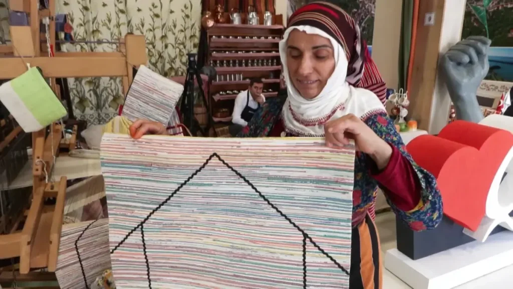 Bilge Işık Güngör, Atık Poşetlerle Etraf Dostu Eserler Üretiyor