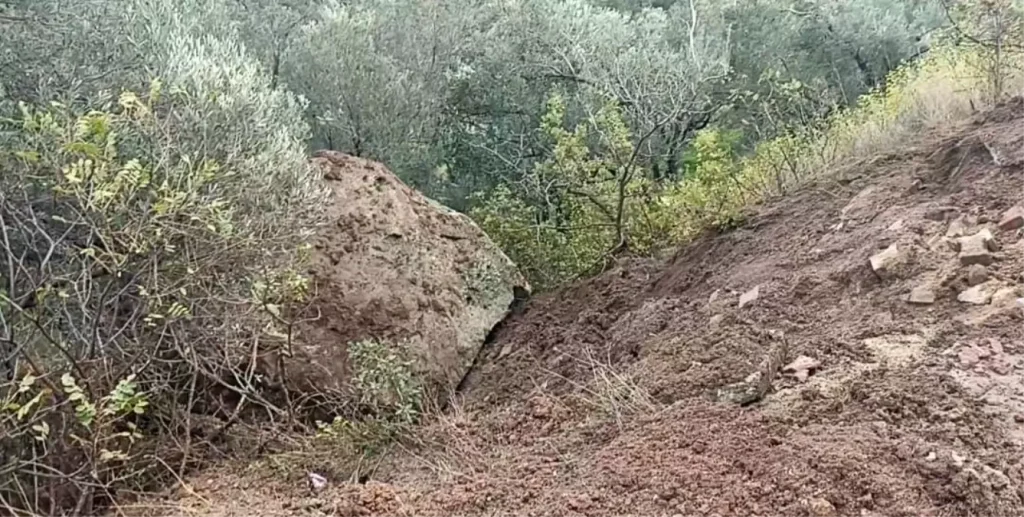 Çanakkale’de Sağanak Yağışlar Toprak Kaymasına Neden Oldu