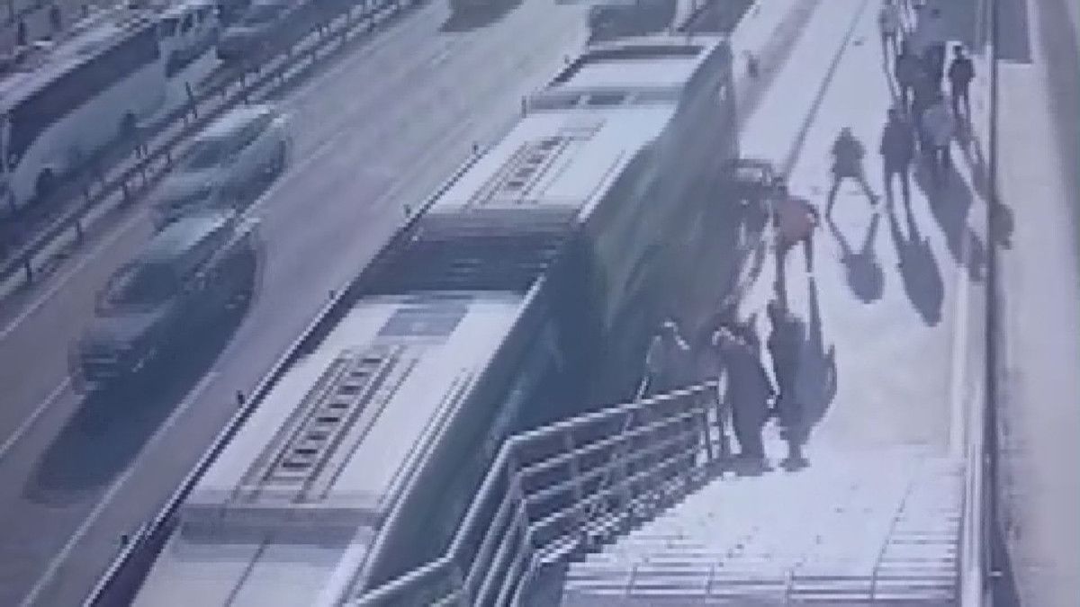 Cevizlibağ Metrobüs Durağında Tekerlekli Sandalye Kazası: 1 Ölü, 2 Yaralı