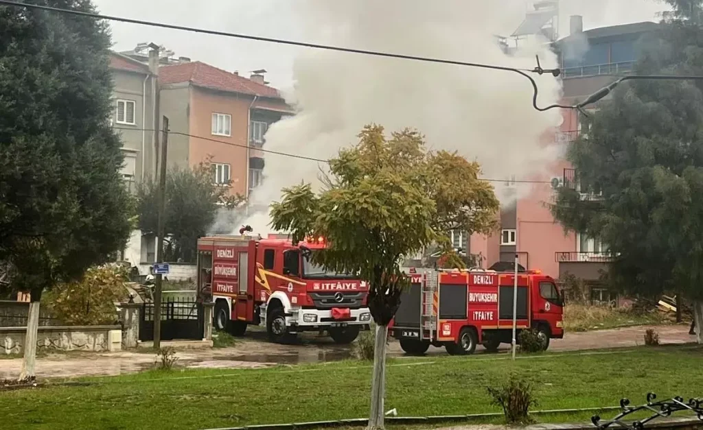 Denizli’de Park Halindeki Minibüs Yangınla Kül Oldu