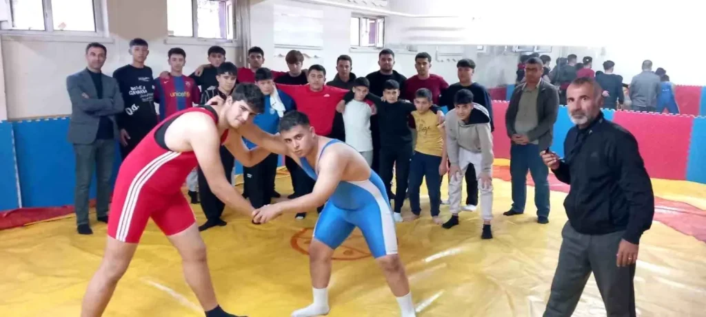 Develi’de Liselerarası Ağırsıklet Baş Pehlivanları Karşılaşmaları Yapıldı