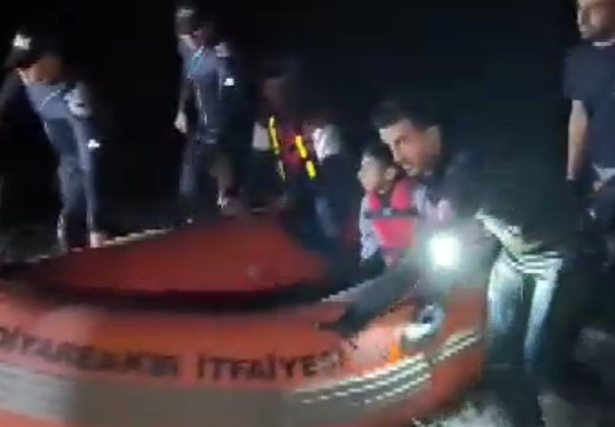Diyarbakır Hantepe'de Taşan Suda Mahsur Kalan Kuzenler Kurtarıldı