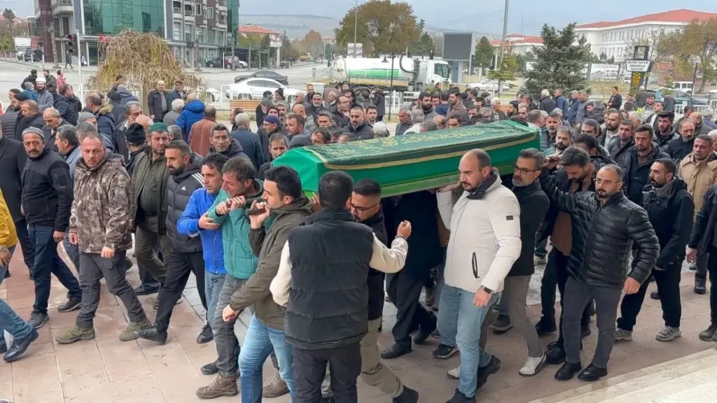Erzincan’da Baba ve Oğul Silahla Öldü, Cenaze Merasimi Düzenlendi