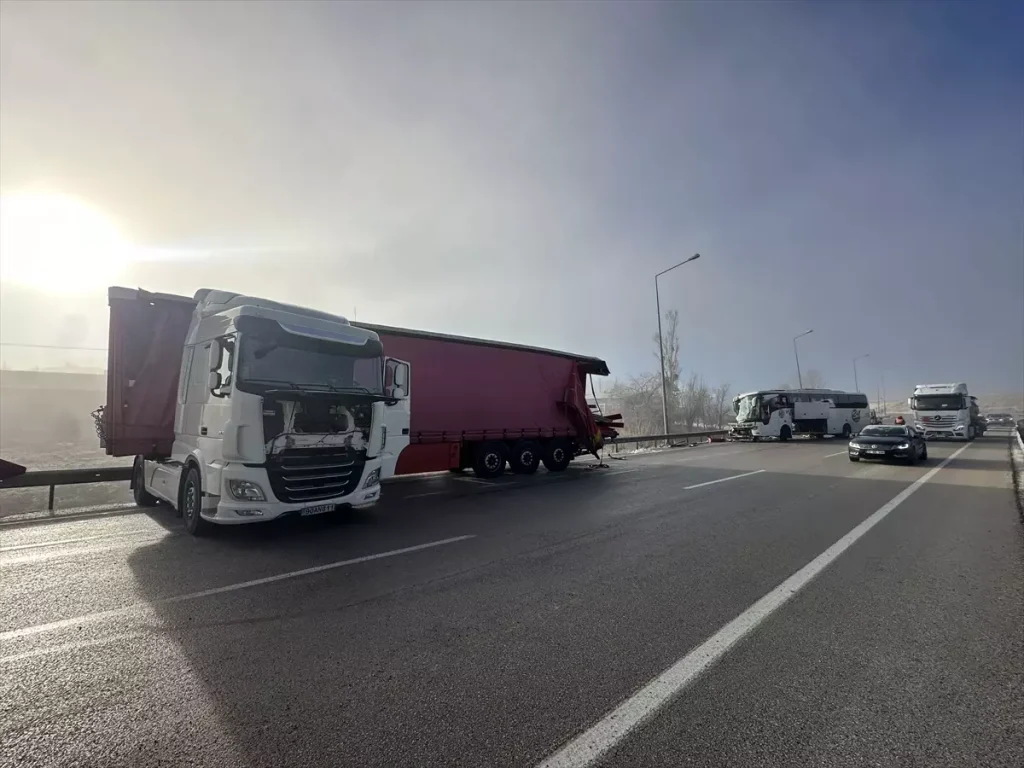 Erzurum’da Yolcu Otobüsü ve Tır Çarpıştı: 11 Yaralı