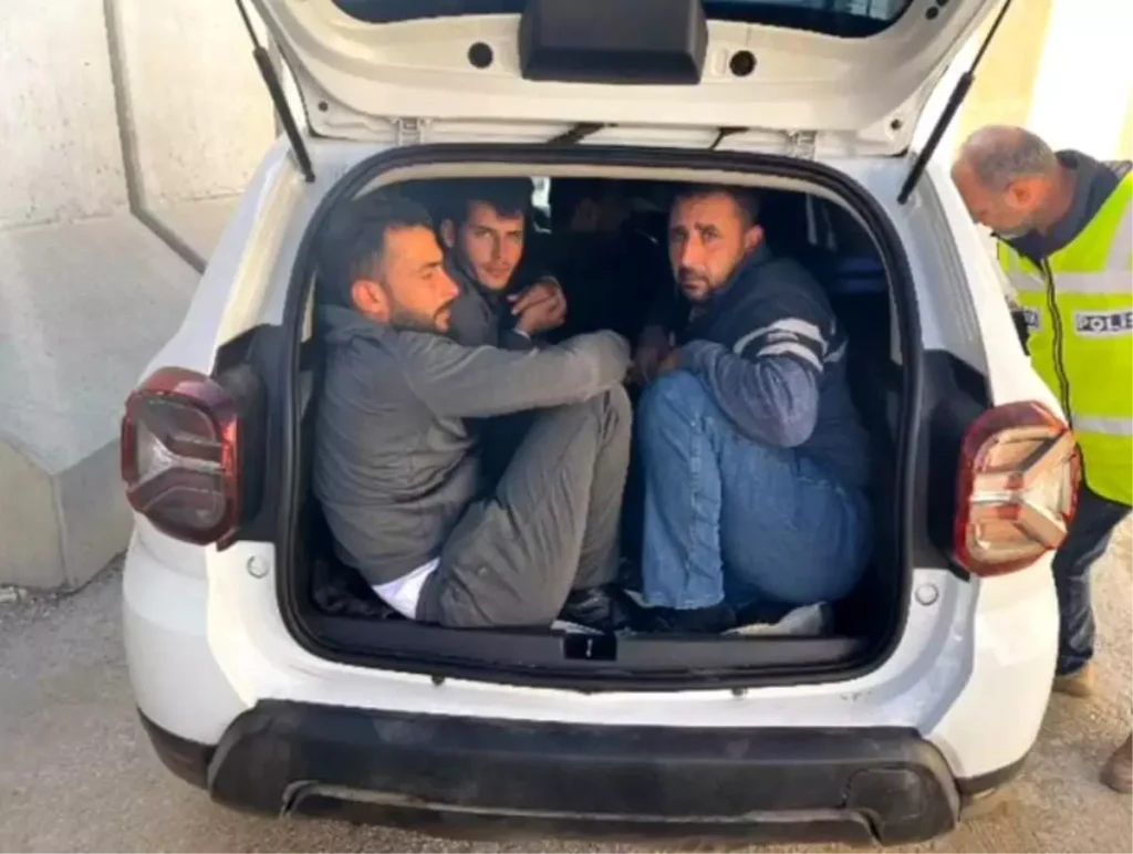 Hatay’da Kaçak Göçmen Operasyonu: 12 Kişi Yakalandı, 3 Organizatör Tutuklandı