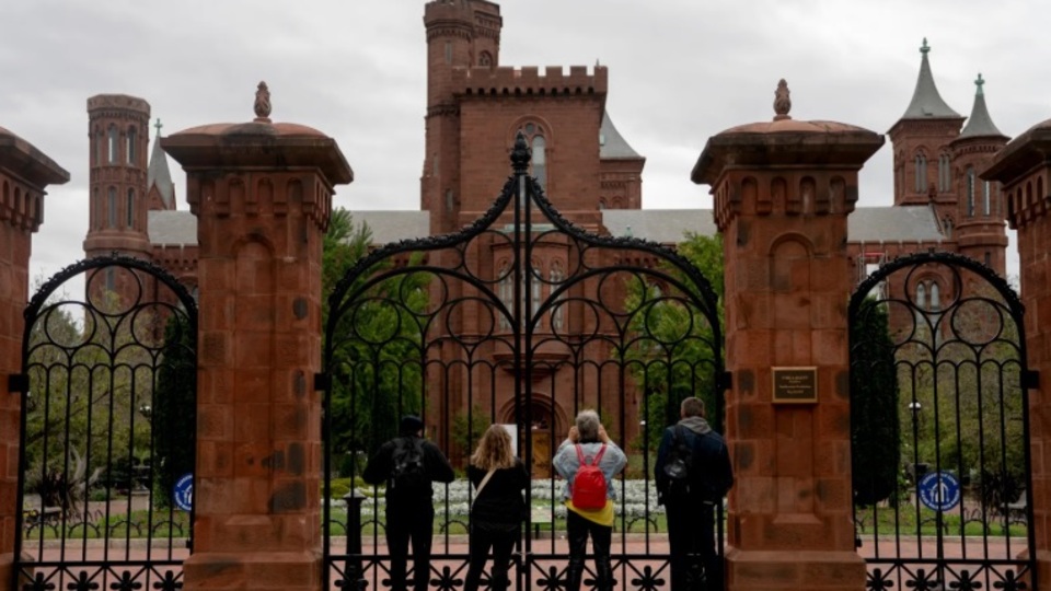 İşten Çıkarma Bildirimlerini Durdurma Kararı ve Hükümetin Kapanma Durumu: Geçici Bütçe Krizi Analizi