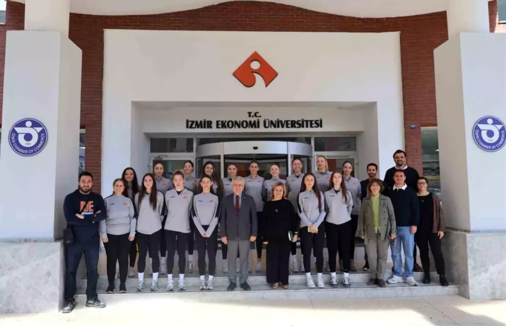İzmir İktisat Üniversitesi Bayan Voleybol Grubu Şampiyon Oldu