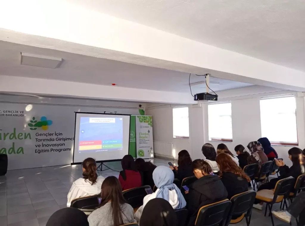 Karapınar Gençleri Tarım Kampı’nda Bir Ortaya Geldi