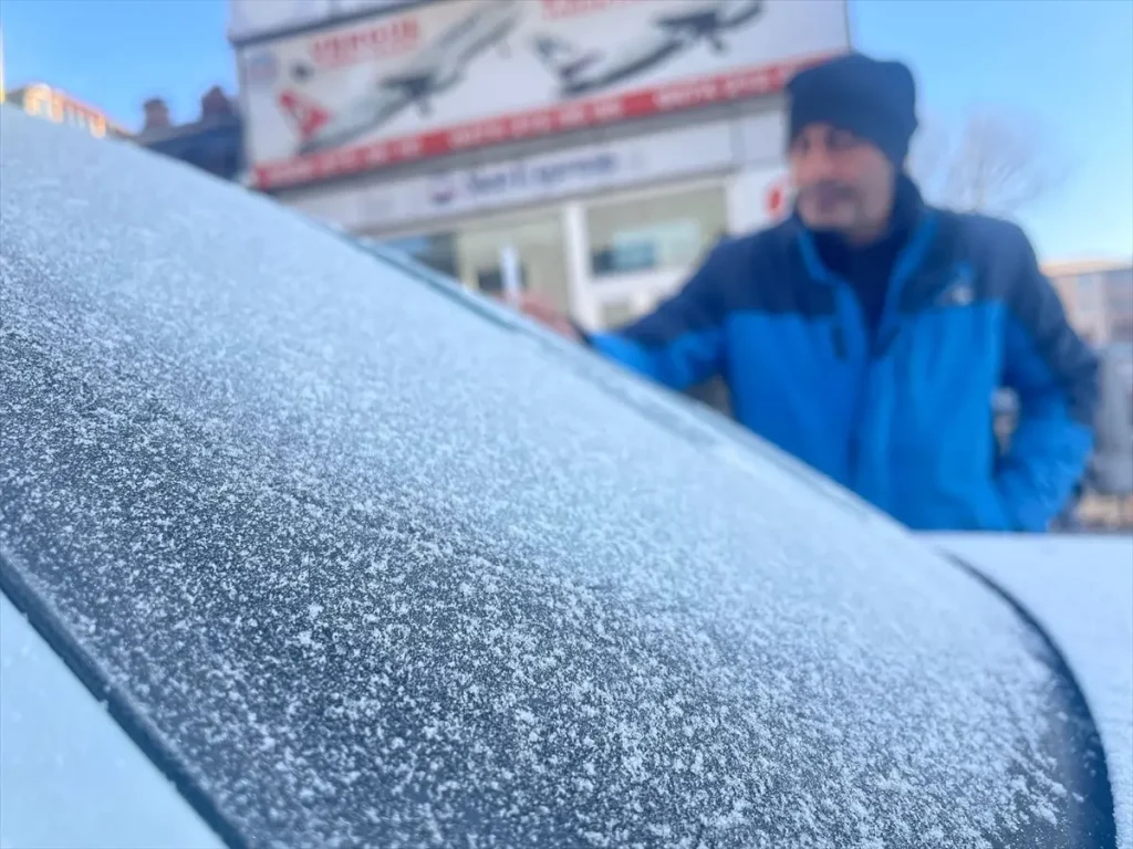 Kars’ta Soğuk Hava Tesirini Sürdürüyor: Baraj Göleti ve Ağaçlar Buzla Kaplandı