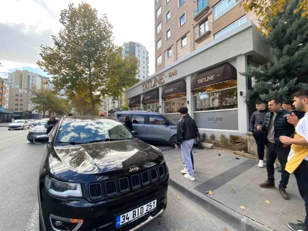 Kayseri’de Hafif Ticari Araç ile Jeep Çarpıştı
