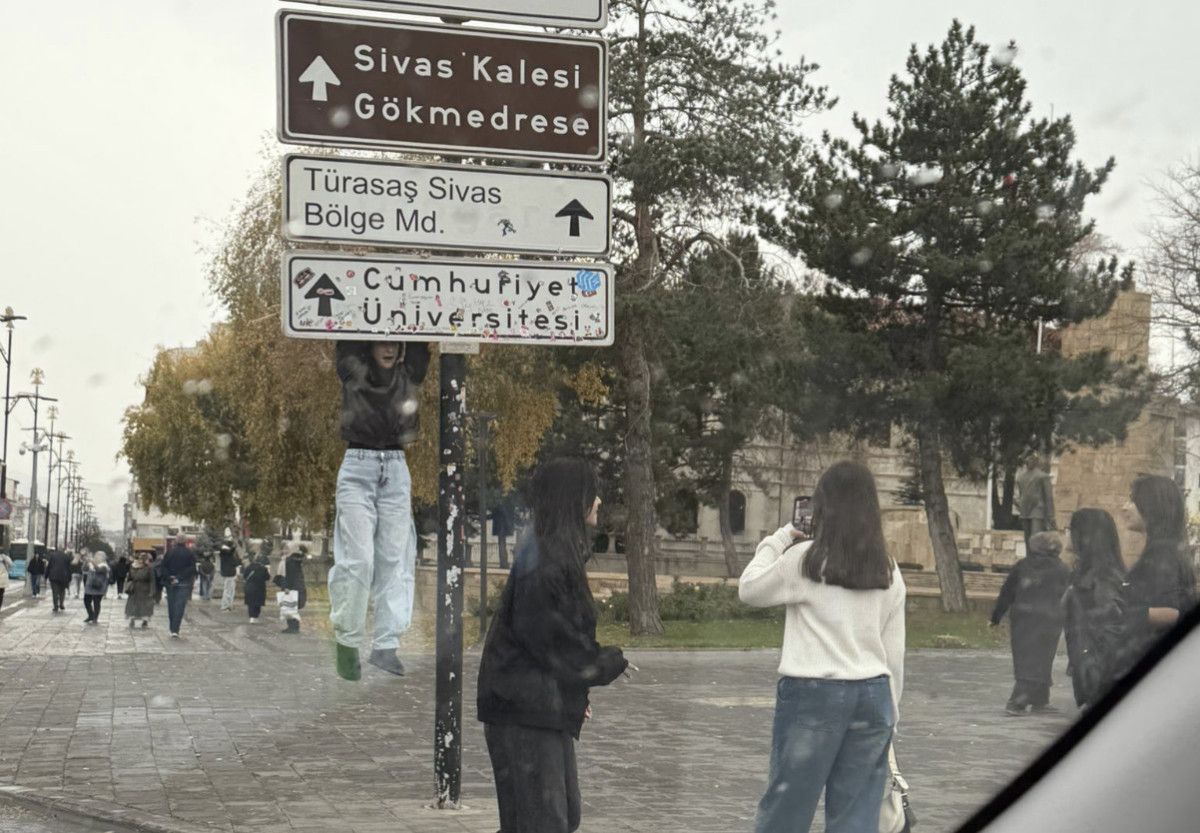 Kızılay Tabelası Akımı: Gençlerin Fotoğraf Rutinleri ve Sivas’a Yansıması