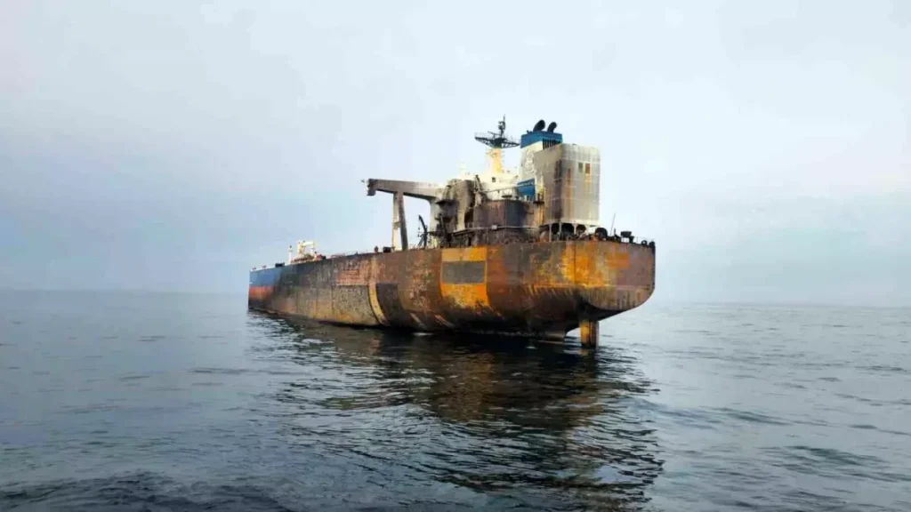 Kocaeli açıklarında tanker saldırısı: Fuel-oil sızıntısı başladı