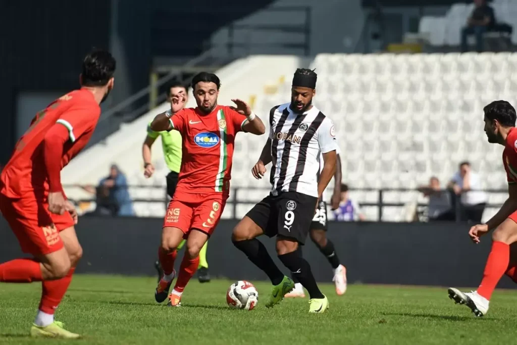 Manisa FK, Adana Demirspor’u 5-0 Yenerek 6 Maç Ortadan Sonra Kazandı