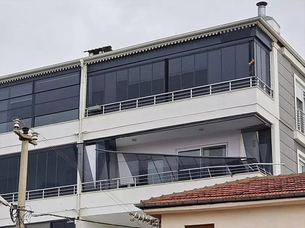 Mersin Bozyazı’da Şiddetli Rüzgar Çatılara Ziyan Verdi