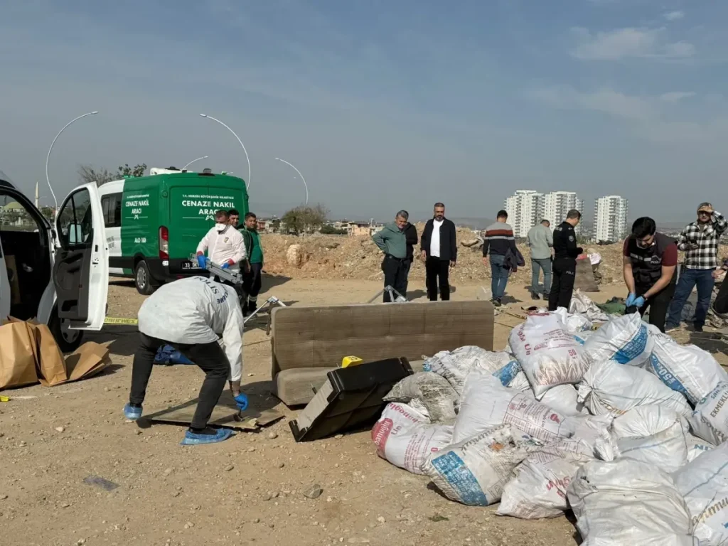 Mersin’de fecî cinayet: Öldürüp tuzlayıp halıya sarıp çekyatla atmışlar