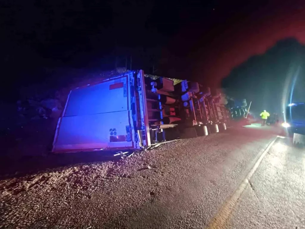 Mersin’de Yabancı Plakalı Tır Devrildi, Şoför Hayatını Kaybetti