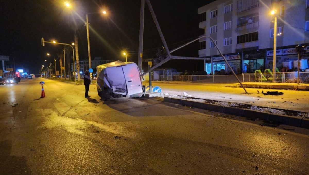 Mustafakemalpaşa'da Trafik Kazası: Otomobil Minibüse Çarptı, 2 Kişi Sıkıştı
