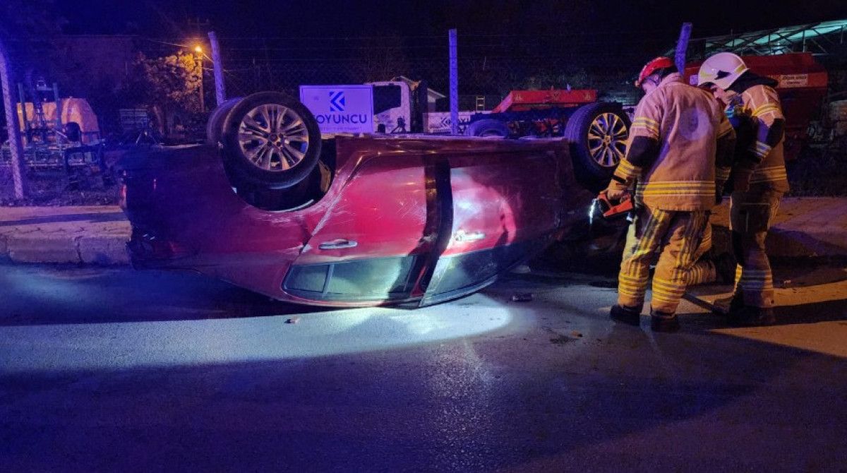 Mustafakemalpaşa'da Trafik Kazası: Otomobil Minibüse Çarptı, 2 Kişi Sıkıştı