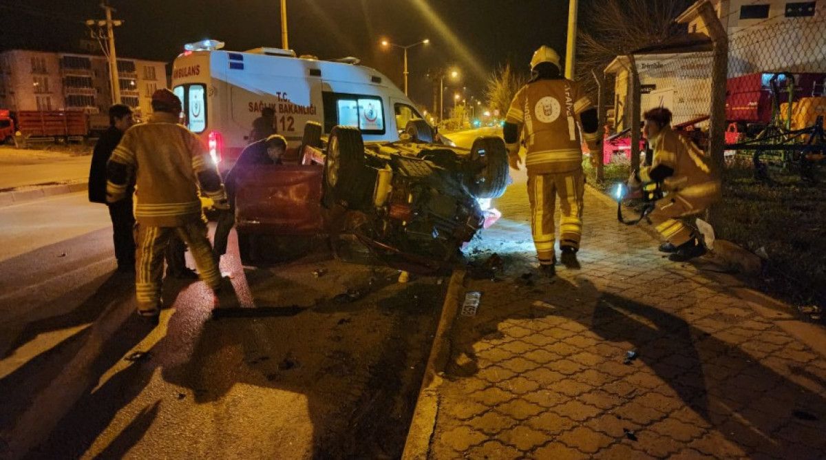 Mustafakemalpaşa'da Trafik Kazası: Otomobil Minibüse Çarptı, 2 Kişi Sıkıştı