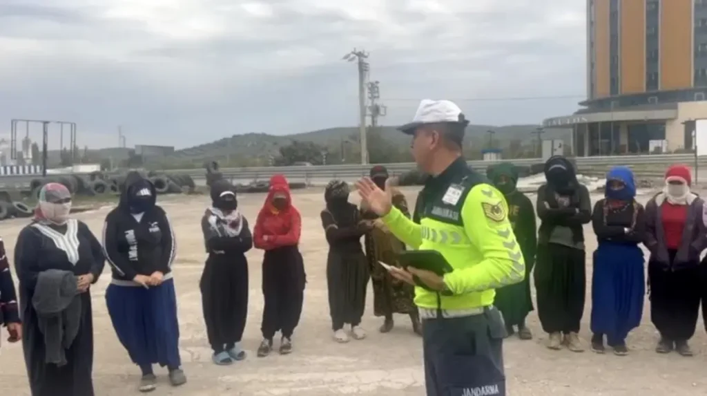 Osmaniye’de Tarım Çalışanlarını Taşıyan Minibüste Çok Yolcu Taşınmasıyla İlgili Kontrol Gerçekleştirildi