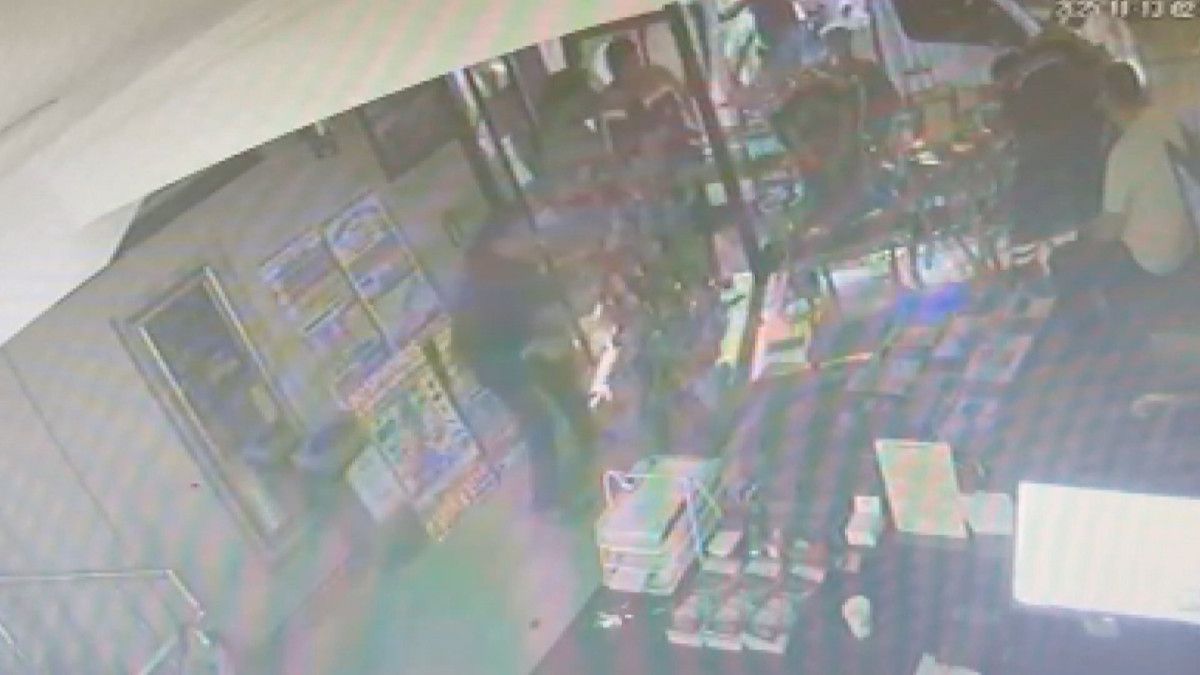 Otelde Kalan Böcek Ailesinin Unutulmaz Kilitli Anları