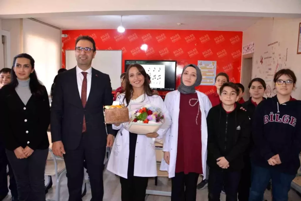 Özel Bilge Koleji’nde Manalı Cübbe Giyme Merasimi