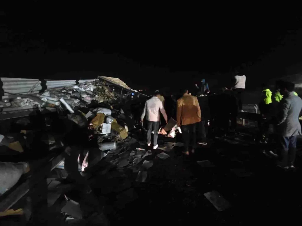 Şanlıurfa-Diyarbakır Karayolunda Tır Kazası: Şoför Yaralandı, Yol Kapandı