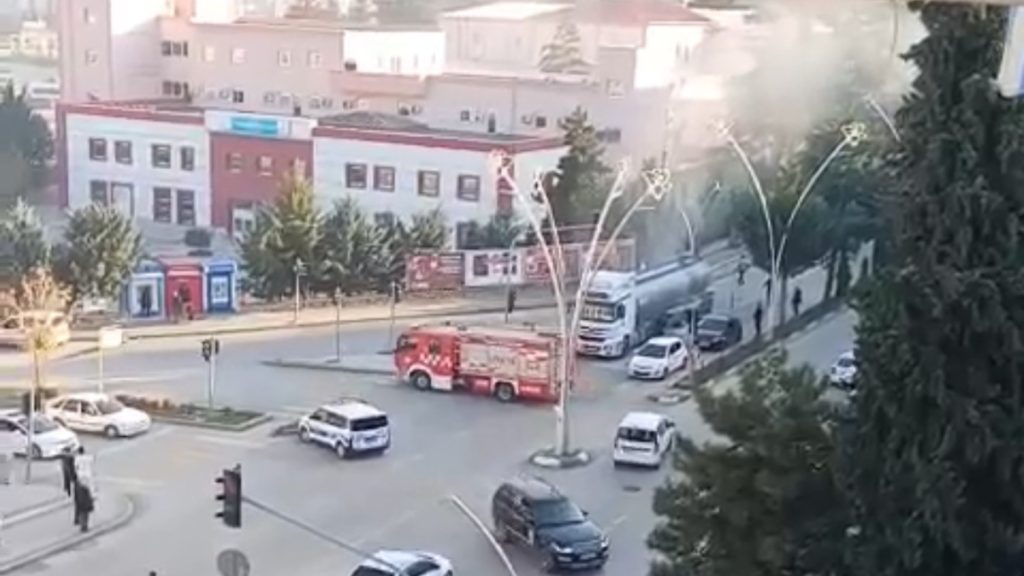 Tokat’ta Trafikte Büyük Tehlike: İtfaiyenin Hızlı Müdahalesi Facianın Önünü Kesti