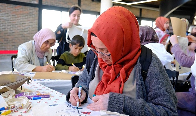 Turuncu balonlarla bayana şiddete ‘dur’ iletisi