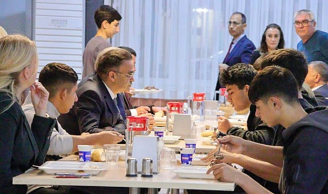 Vilayet ulusal Eğitim Müdürü Dr Ömer Yahşi pansiyonda Öğrencilerin Sofrasına Konuk Oldu