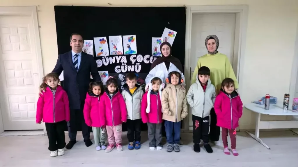 Yenipazar’da Hayırsever Dayanağı ile Öğrencilere Kış Montu Dağıtıldı