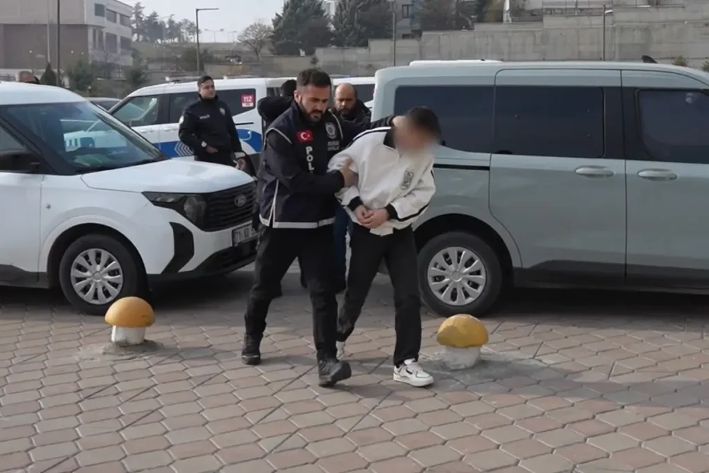 19 yaşındaki genci dövüp parasını çaldılar, yetmedi çıplak imgeleri için 100 bin TL istediler