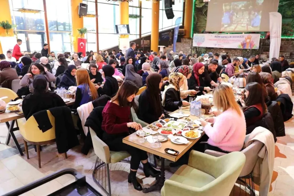 5 Aralık Dünya Gönüllüler Günü’nde genç gönüllüler kahvaltıda buluştu