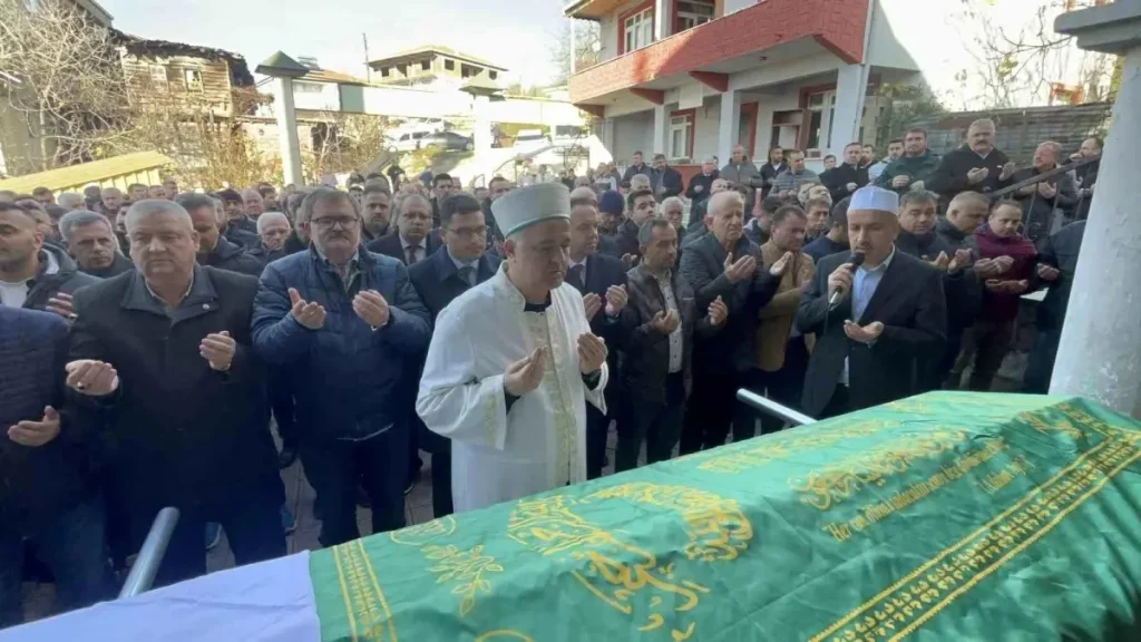 Alaplı İlçe Ulusal Eğitim Müdürü annesinin cenaze namazını kıldırdı
