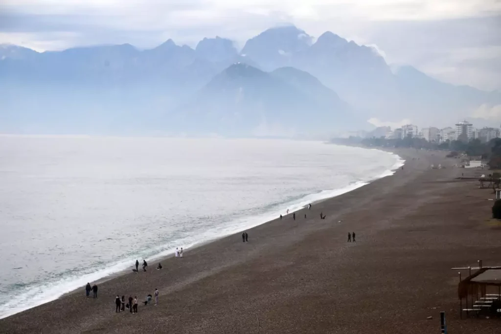 Antalya’da beklenen yağmur tesirli oldu