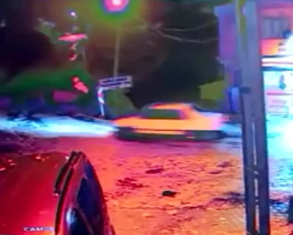 Arabanın metrelerce aşağı düştüğü o anlar kameraya yansıdı: 2 yaralı