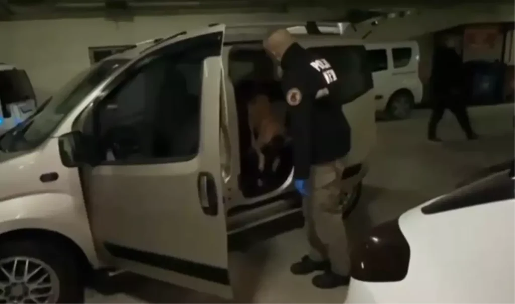 Aracın kapılarına gizlenmiş kokaini ‘Pako’ buldu
