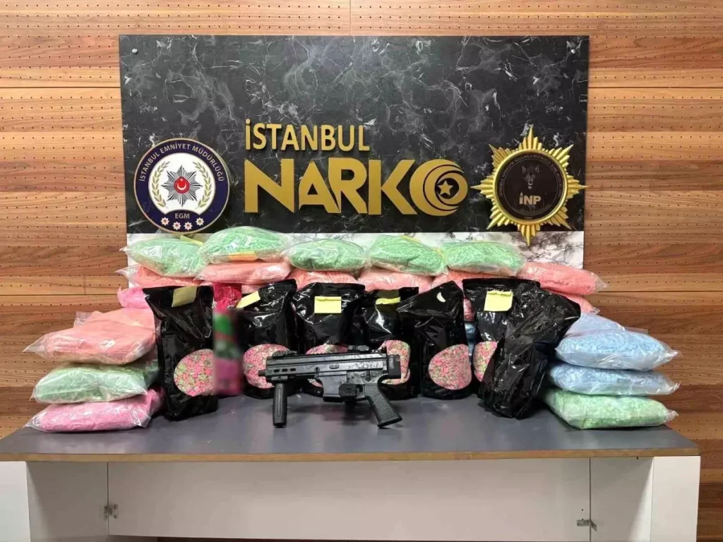 Avcılar’da bir konuta zulalanan 601 bin 380 adet uyuşturucu hap ele geçirildi