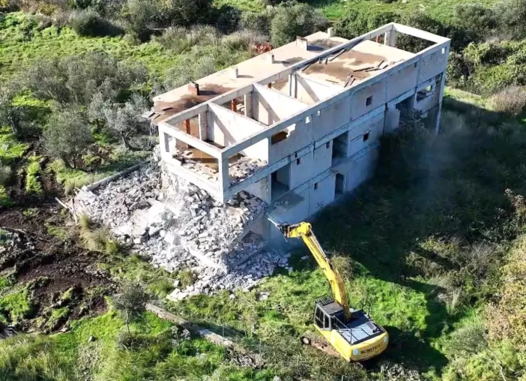 Ayvacık’ta 66 kaçak yapı yıkıldı