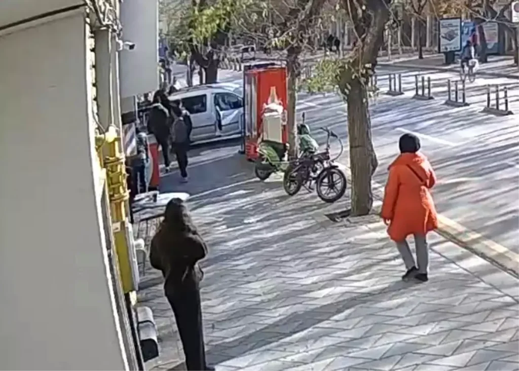 Bayanlar ortasında çıkan arbede kameraya yansıdı