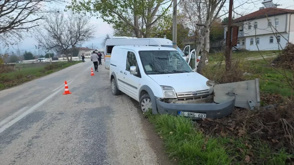 Bursa’da servis aracı ile hafif ticari aracın çarpışması sonucu 11 kişi yaralandı
