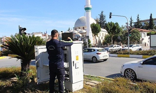 Büyükşehir Manavgat’ın sinyalizasyon altyapısını yeniliyor