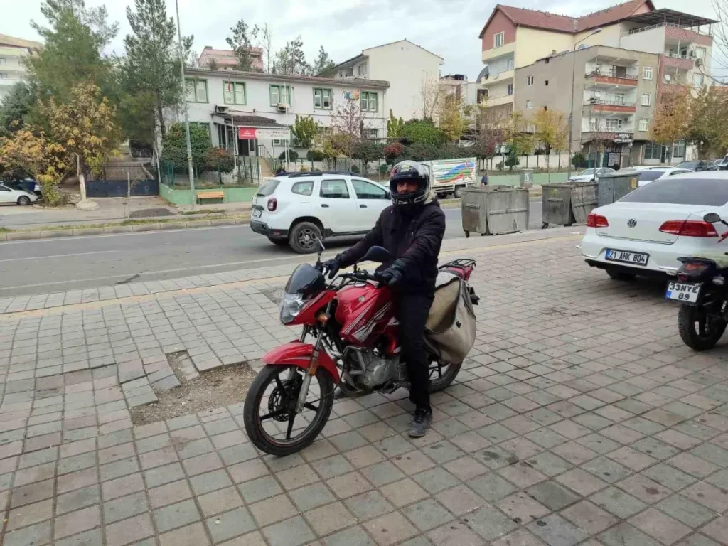 Ceza yedi, kaskı başına geçirerek motosiklet şoförlerine ihtarda bulundu