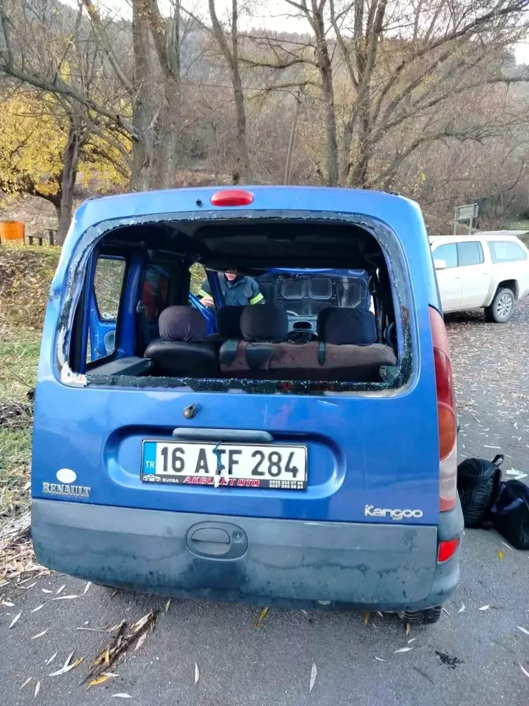 Çorum’da araba şarampole devrildi: 3 yaralı