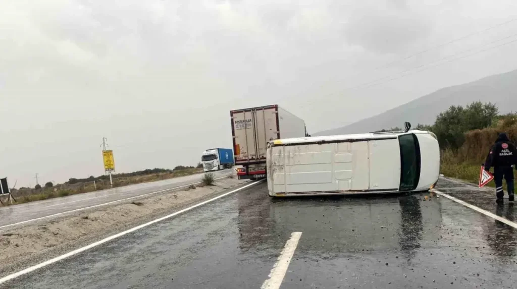 Denetimden çıkan minibüs devrildi; 1 yaralı