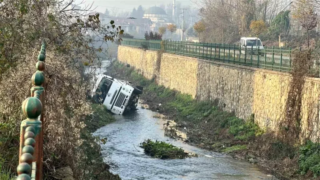 Dere yatağına devrilen beton mikserinin şoförü yaralandı
